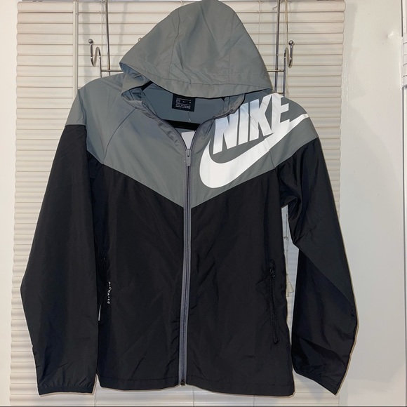 Nike Other - Nike Packable WinBreaker Kids Size (M)